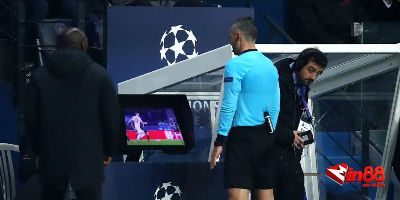 VAR trong bóng đá là công nghệ hỗ trợ trọng tài