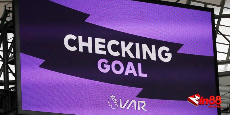 VAR khiến cho nhiều cược thủ đau tim khi có những tình huống nguy hiểm
